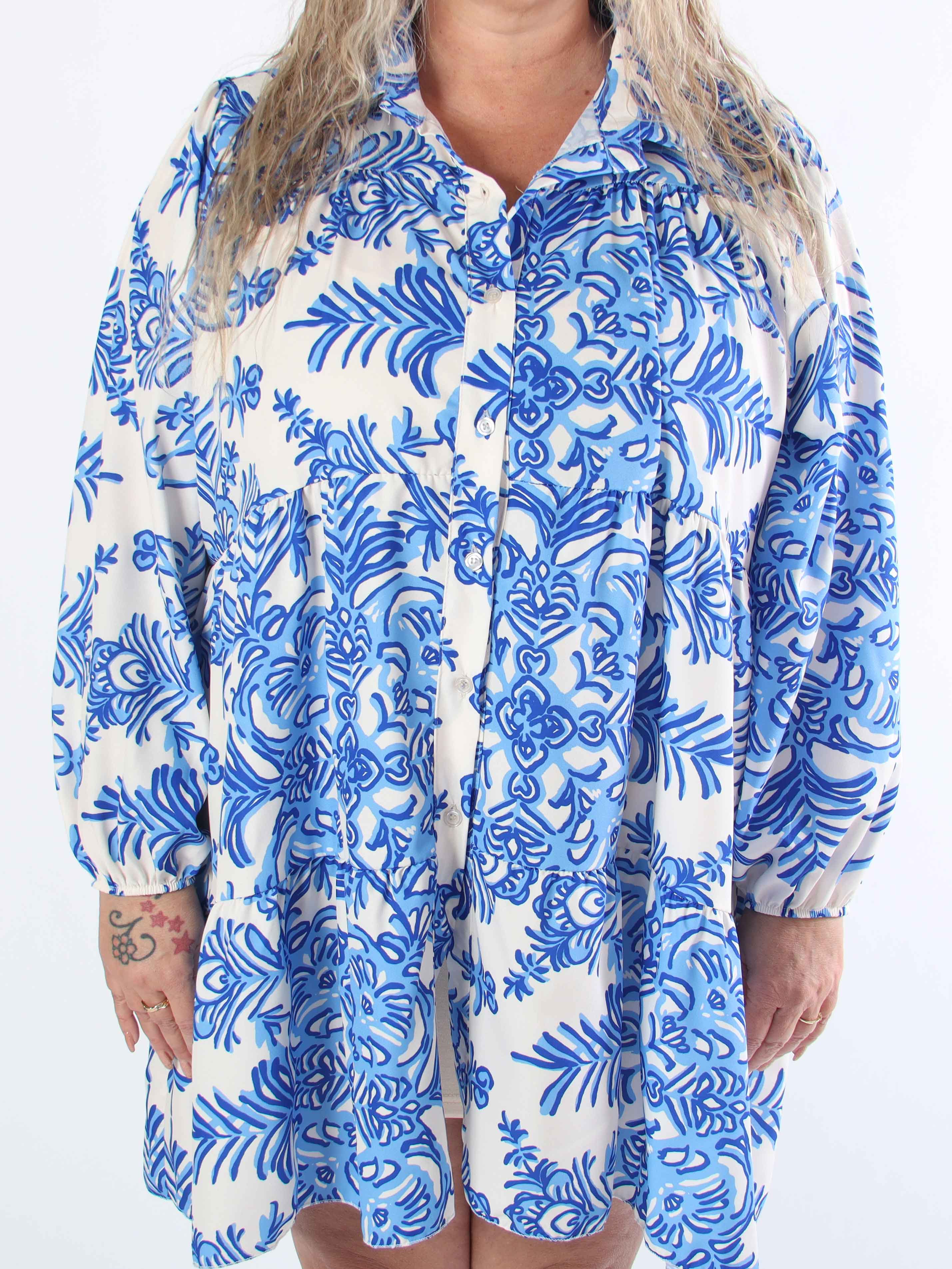 Sophie - Mönstrad plus size-skjortklänning i viskosblandning med volangkant